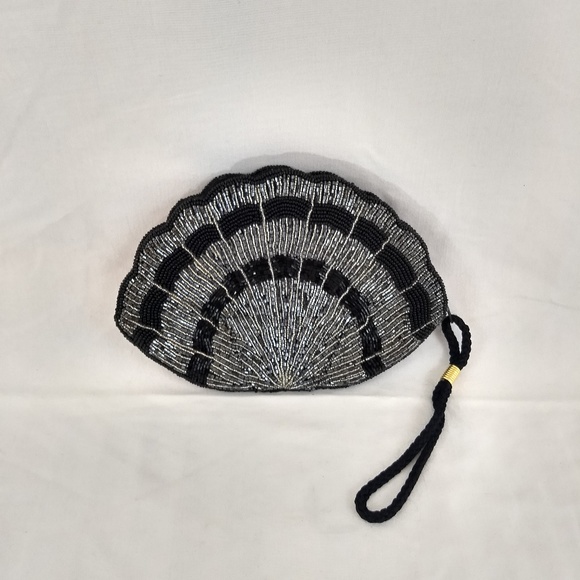 Scalloped Shaped Sequined Mini-Bag Makeup - Picture 5 of 5